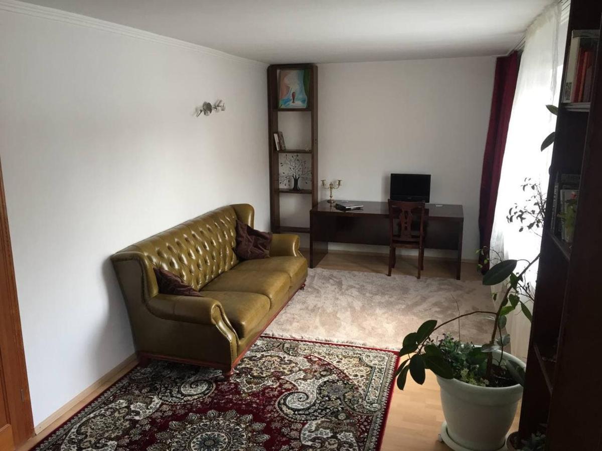Guest House On Maksimova 9 Almaty Ngoại thất bức ảnh