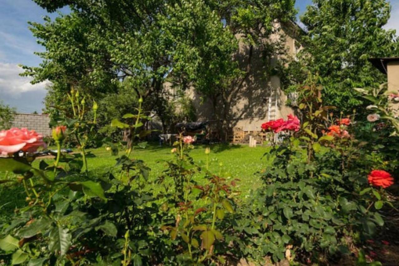 Guest House On Maksimova 9 Almaty Ngoại thất bức ảnh