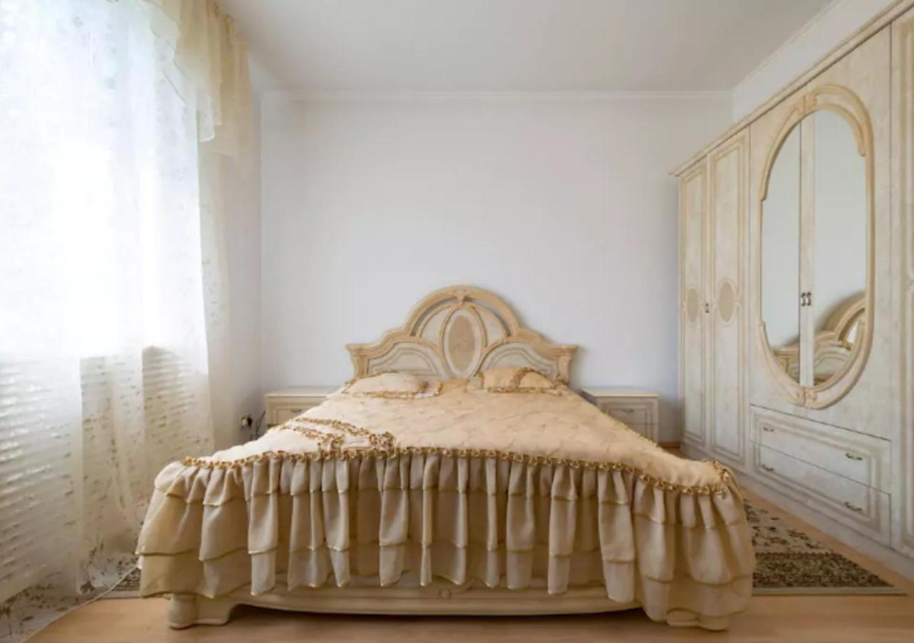 Guest House On Maksimova 9 Almaty Ngoại thất bức ảnh